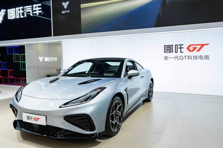 深圳53哪吒汽车在智能汽车领域的表现，领途汽车在新能源汽车市场中的影响力